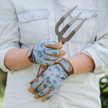 Load image into Gallery viewer, Kent & Stowe Stainless Steel Hand Fork