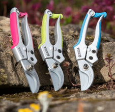 Load image into Gallery viewer, Spear & Jackson Bypass Secateurs in Green