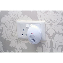 Load image into Gallery viewer, Rentokil FM86 Beacon Rodent Mouse and Rat Repellent Plug In