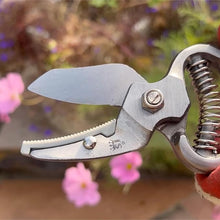 Load image into Gallery viewer, Spear &amp; Jackson Vintage Bypass and Anvil Secateurs Set
