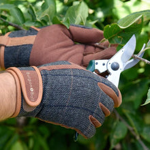 Load image into Gallery viewer, Burgon &amp; Ball Dig the Glove-Tweed L/XL
