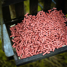 Load image into Gallery viewer, Copdock Mill Suet Pellets Berry Tub 3kg
